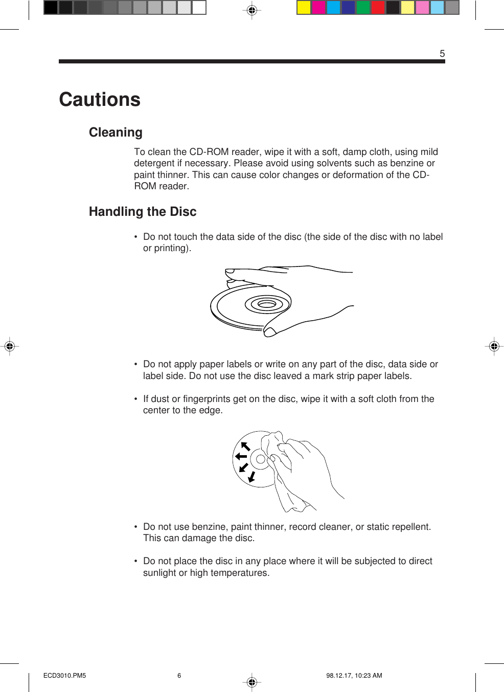 CautionsCleaningTo clean the CD-ROM reader, wipe it with a soft, damp cloth, using milddetergent if necessary. Please avoid using solvents such as benzine orpaint thinner. This can cause color changes or deformation of the CD-ROM reader.Handling the Disc• Do not touch the data side of the disc (the side of the disc with no labelor printing).• Do not apply paper labels or write on any part of the disc, data side orlabel side. Do not use the disc leaved a mark strip paper labels.• If dust or fingerprints get on the disc, wipe it with a soft cloth from thecenter to the edge.• Do not use benzine, paint thinner, record cleaner, or static repellent.This can damage the disc.• Do not place the disc in any place where it will be subjected to directsunlight or high temperatures.5ECD3010.PM5 98.12.17, 10:23 AM6